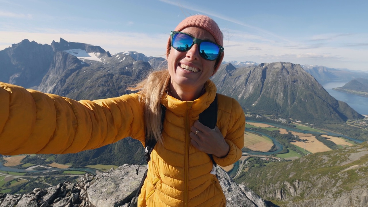 在挪威徒步旅行的女子在山顶自拍。在挪威旅行视频素材