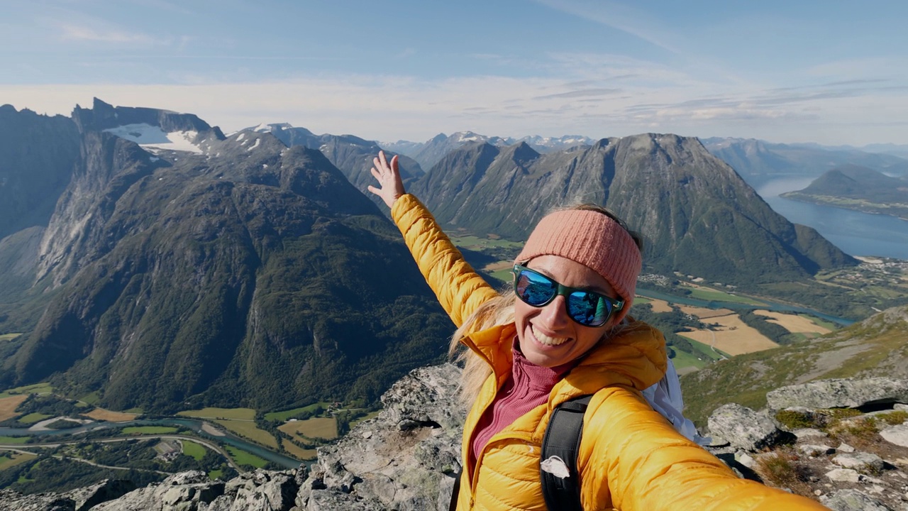 在挪威徒步旅行的女子在山顶自拍。在挪威旅行视频素材