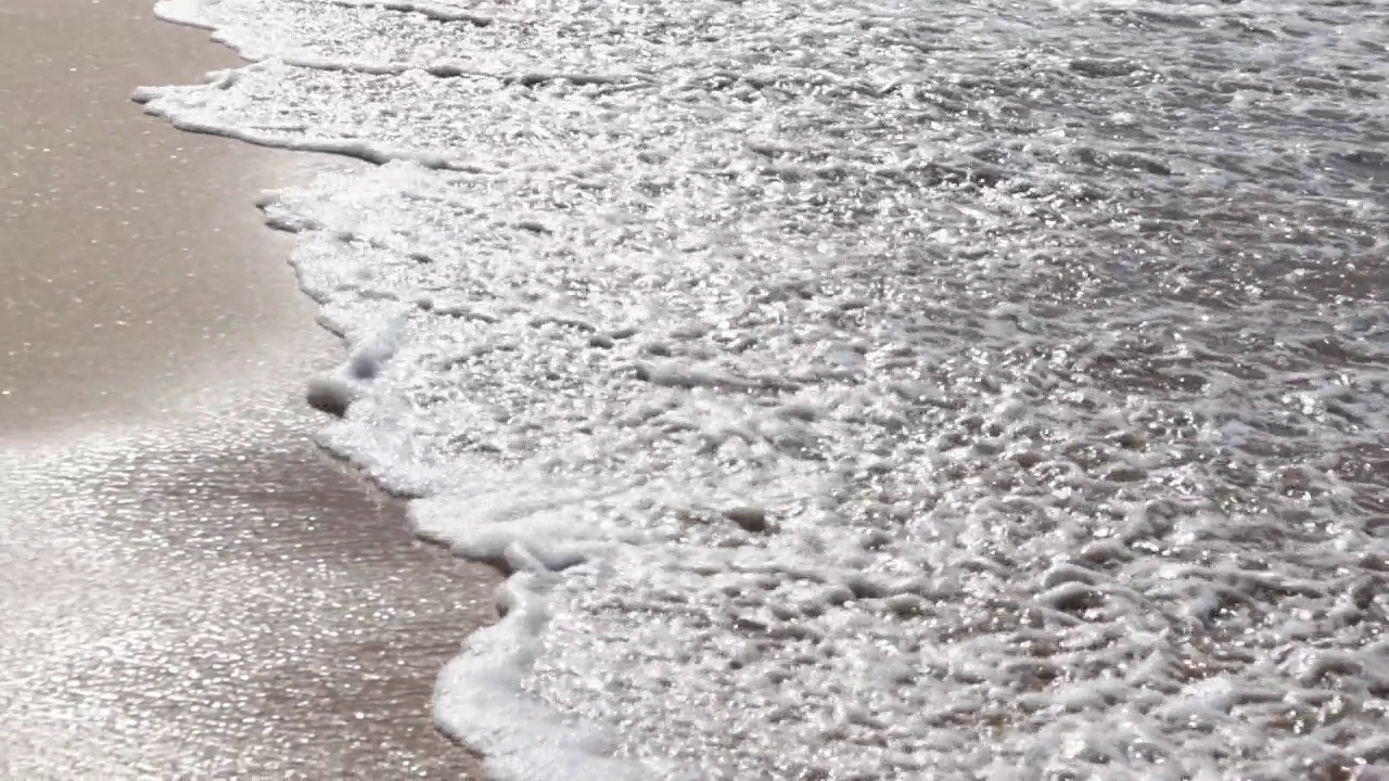 沙滩上的海浪慢镜头视频素材