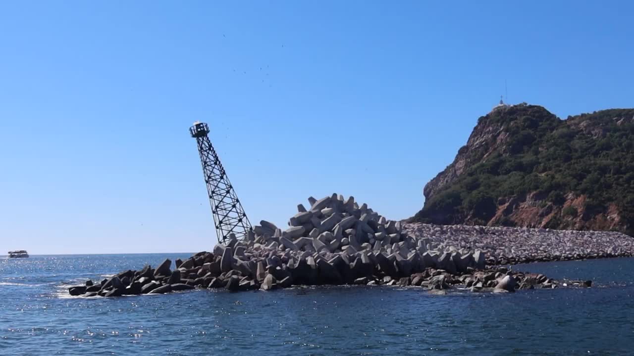 墨西哥马萨特兰港的混凝土防波堤轻型塔。视频下载