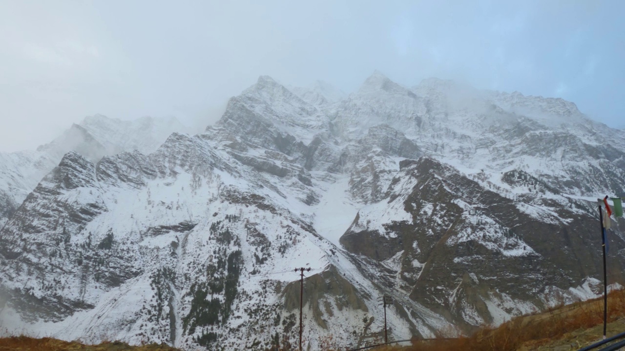 这是印度喜马偕尔邦蒂南山谷冬季拉豪尔雪山的4K广角拍摄。拉豪尔斯皮提的喜马拉雅山脉冬季积雪覆盖。视频素材