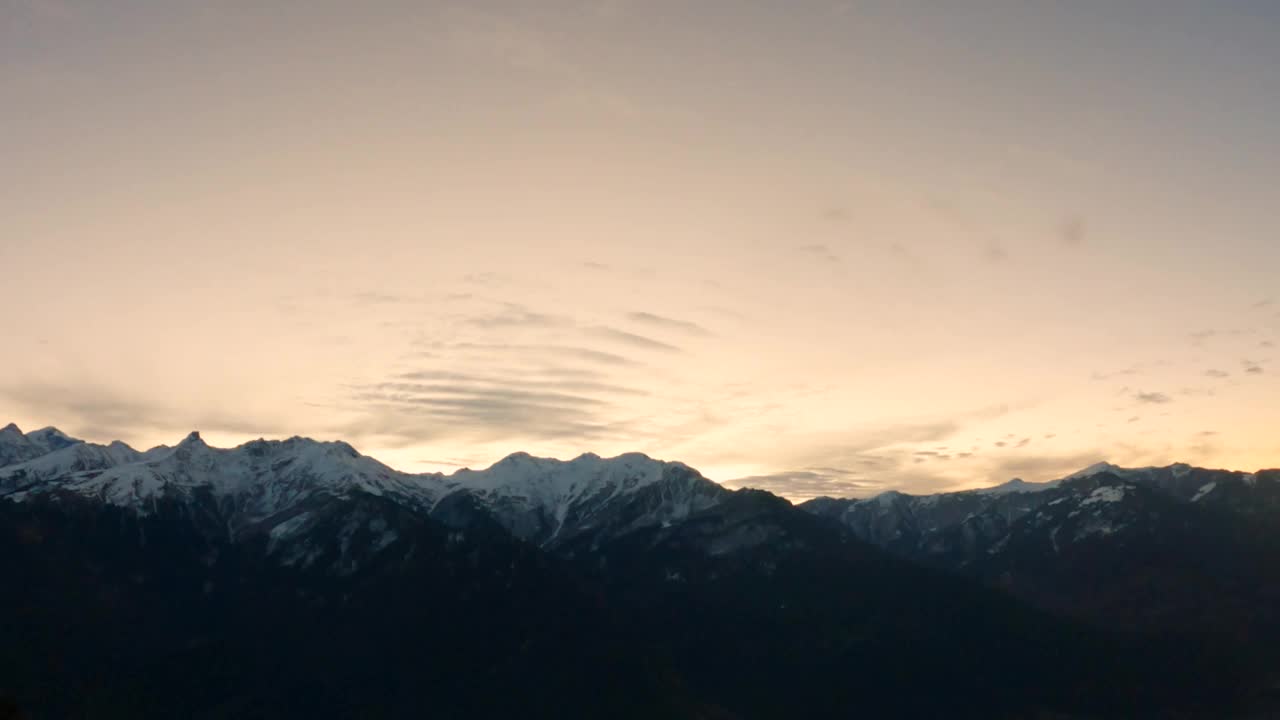 在印度喜马偕尔邦的马纳里，清晨时分，在雪覆盖的Kullu山谷的喜马拉雅山峰上，云的时间推移。喜马偕尔清晨云的时间推移。视频素材