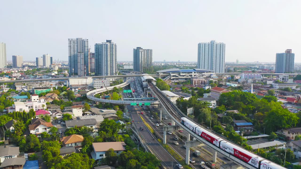 鸟瞰曼谷铁路终点站，BTS与摩天大楼的城市，曼谷市中心的天际线，泰国。公路上的车辆。视频素材