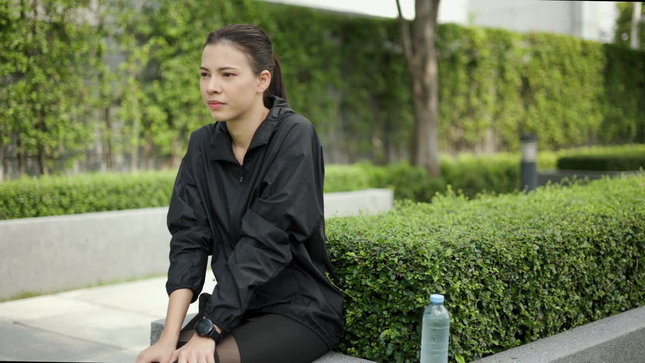 画像快乐苗条的女人在晨曦中锻炼后喝水。年轻漂亮的女性在户外慢跑后喝水。健康积极的生活方式理念。视频素材