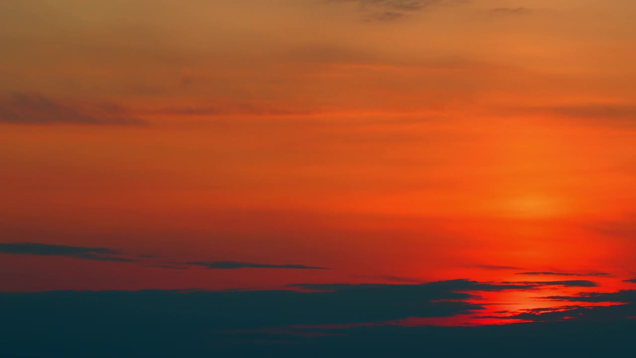 日落之夜，有云。从白天到晚上的过渡。自然景观。时间流逝。视频素材