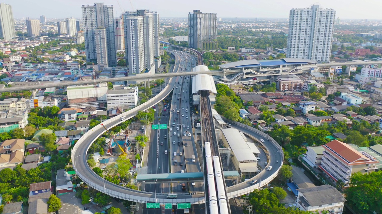 鸟瞰曼谷铁路终点站，BTS与摩天大楼的城市，曼谷市中心的天际线，泰国。公路上的车辆。视频素材