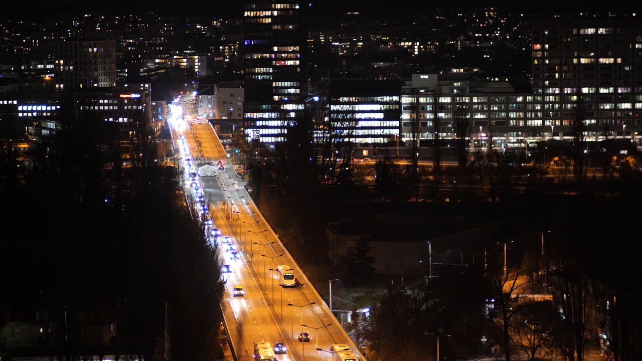 Real time video of car traffic at night on Europabrücke bridge in Zurich city, Switzerland. High vantage point视频素材