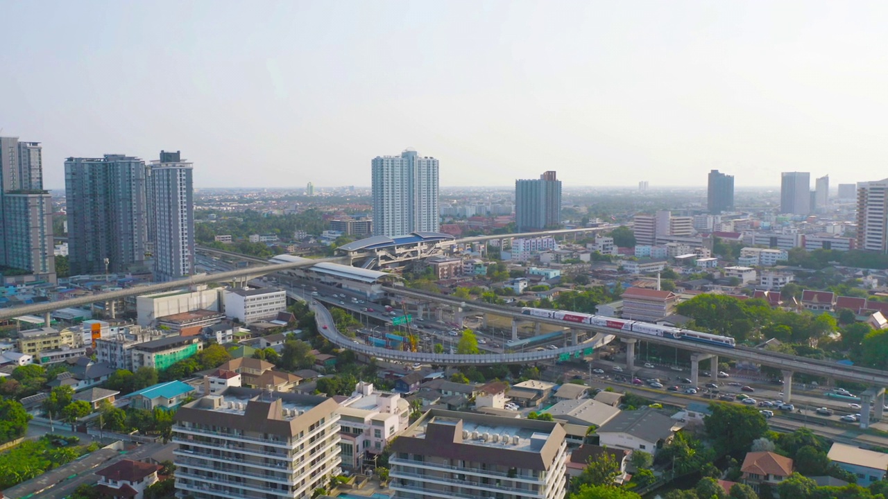 鸟瞰曼谷铁路终点站，BTS与摩天大楼的城市，曼谷市中心的天际线，泰国。公路上的车辆。视频素材