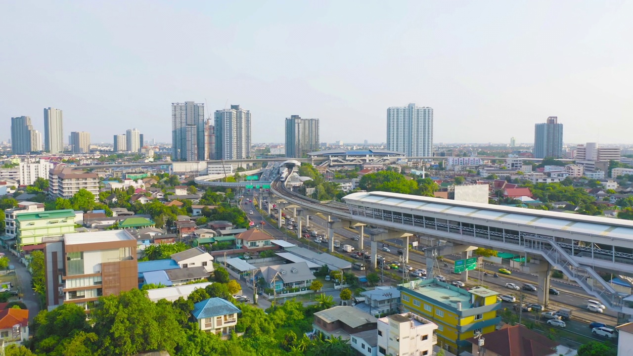 鸟瞰曼谷铁路终点站，BTS与摩天大楼的城市，曼谷市中心的天际线，泰国。公路上的车辆。视频素材