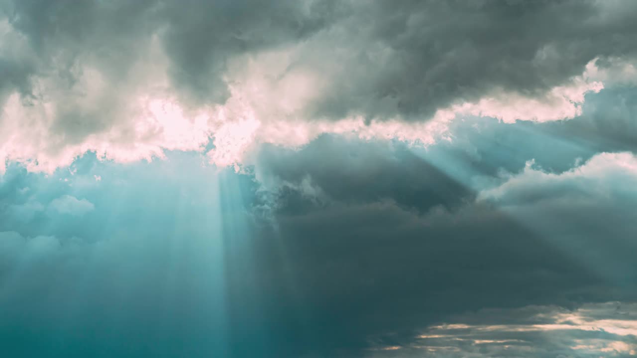 多云的蓝天下雨云。自然背景4K时间延时。下雨天气条件下的自然天空背景视频素材