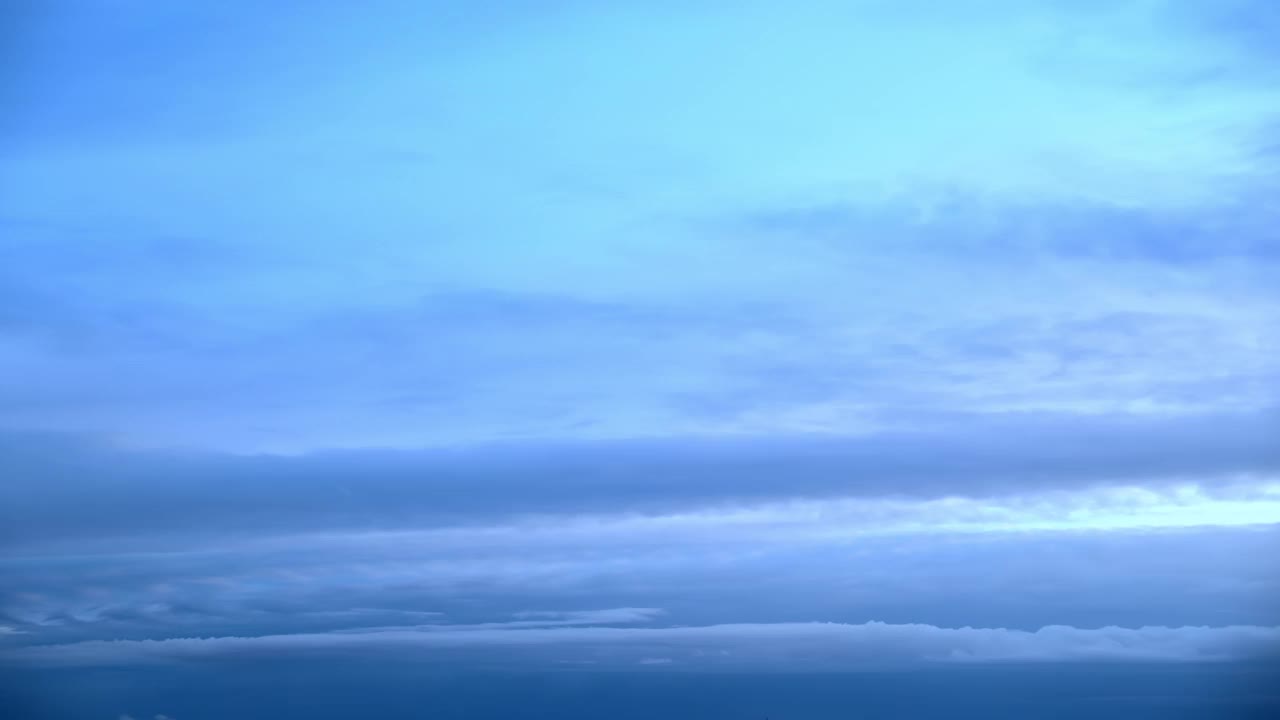 黑暗多云的天空与黑色经典的蓝色云在深夜。自然背景，4K，时间推移，时间推移，时间推移视频素材