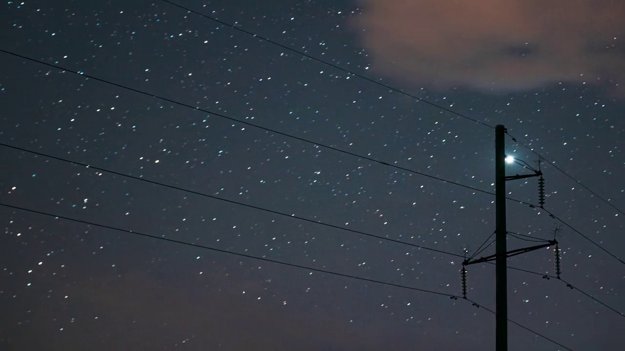 4K夜晚星空与发光的星星。在星空背景下关闭电线时间推移，时间推移，时间推移视频素材