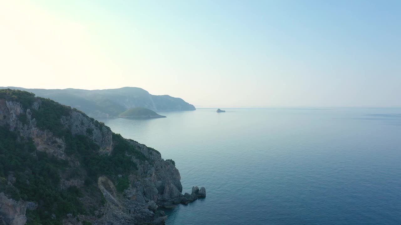 在希腊科孚岛，古奥卡斯特里察海湾的日出，天空晴朗，海面平静视频素材