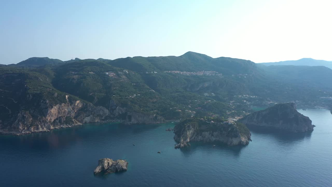 在希腊科孚岛，古奥卡斯特里察海湾的日出，天空晴朗，海面平静视频素材