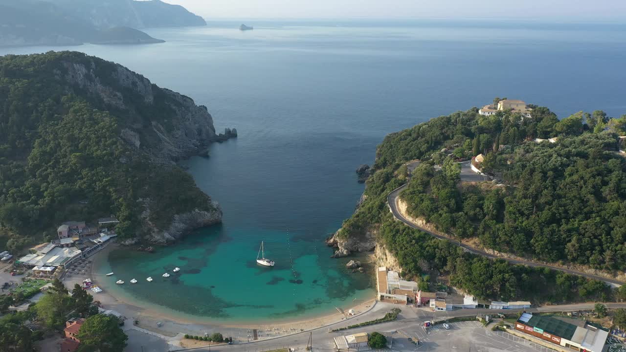 在希腊科孚岛，古奥卡斯特里察海湾的日出，天空晴朗，海面平静视频素材