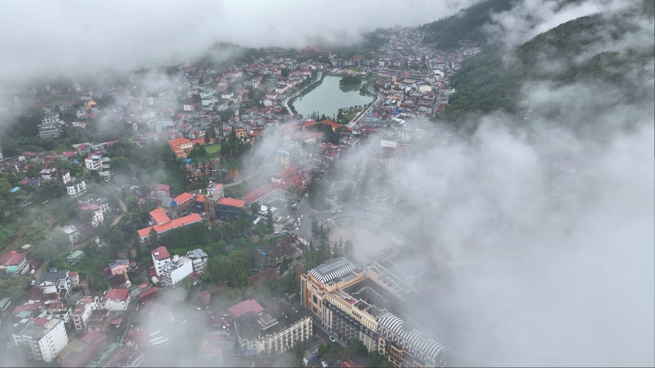 越南老街萨帕市，清晨雾中山的萨帕山谷城市鸟瞰图视频下载