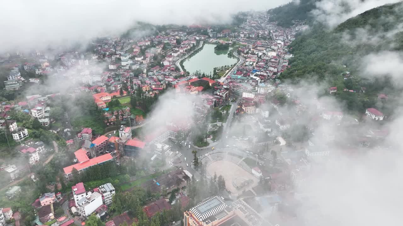 越南老街萨帕市，清晨雾中山的萨帕山谷城市鸟瞰图视频下载