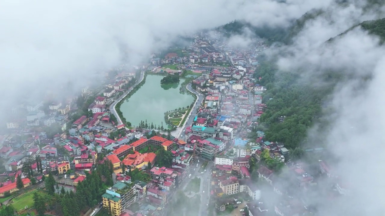 越南老街萨帕市，清晨雾中山的萨帕山谷城市鸟瞰图视频下载