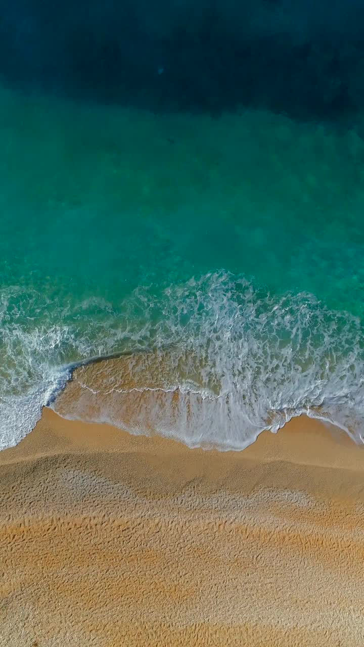 鸟瞰碧蓝的大海和海浪的声音视频素材