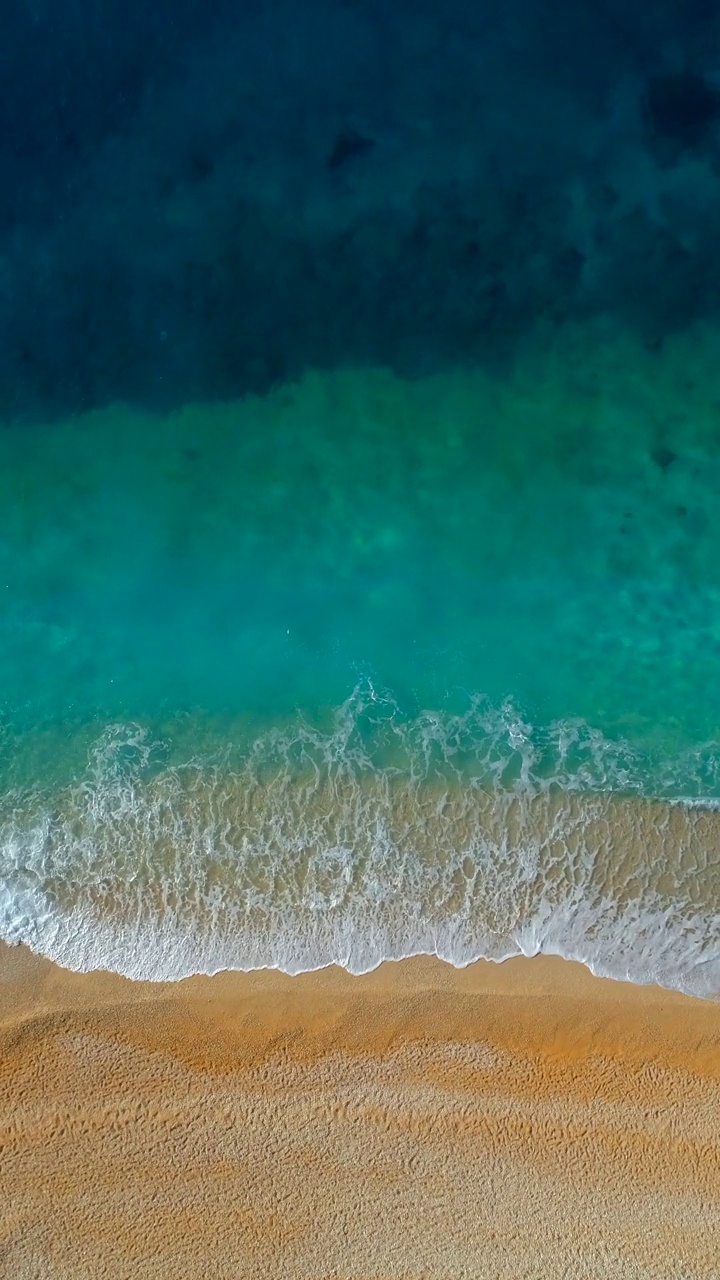 鸟瞰碧蓝的大海和海浪的声音视频素材