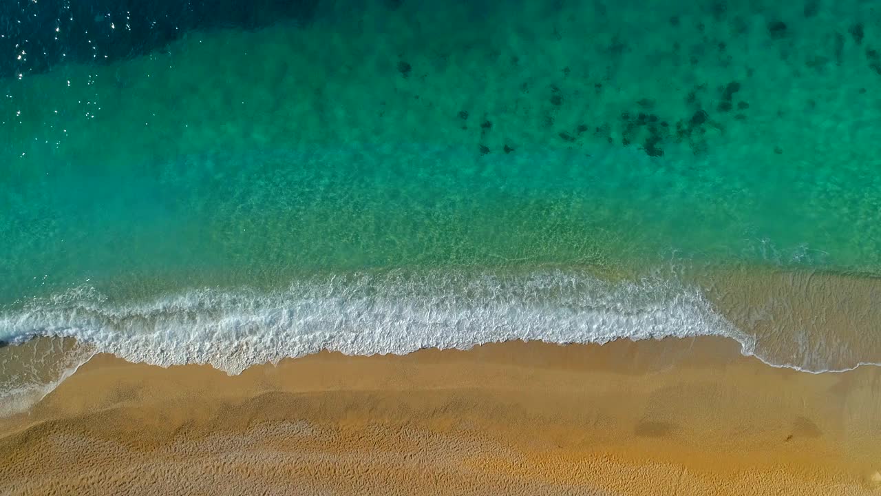 鸟瞰碧蓝的大海和海浪的声音视频素材