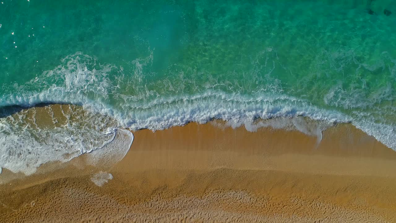 鸟瞰碧蓝的大海和海浪的声音视频素材