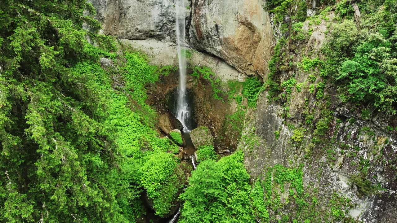 自然瀑布山绿林清晨神奇景观树木，鸟瞰4k视频素材