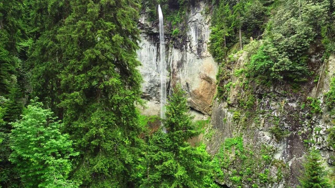 美丽的夏天瀑布在森林，神奇的早晨自然景观在阳光明媚的天气，航拍镜头视频素材