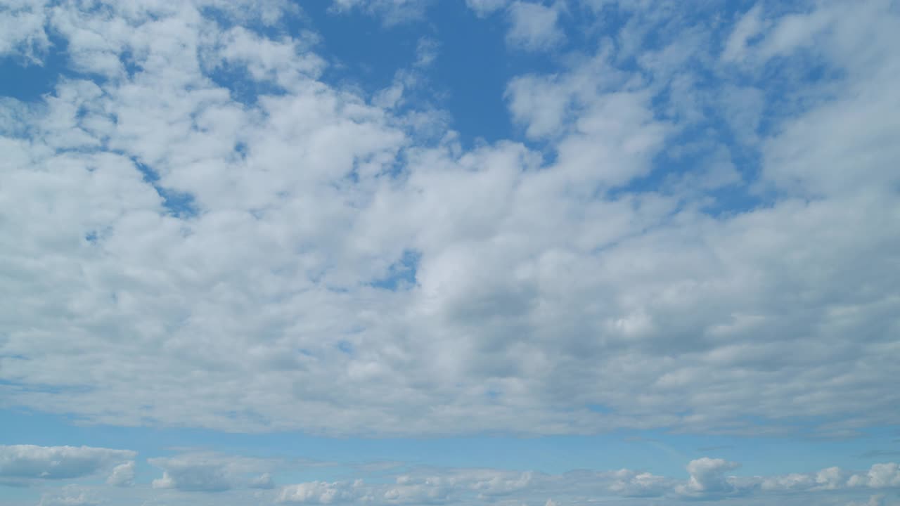 蓬松的云天空大气。蓬松蓬松的白云。云天景。时间流逝。视频素材