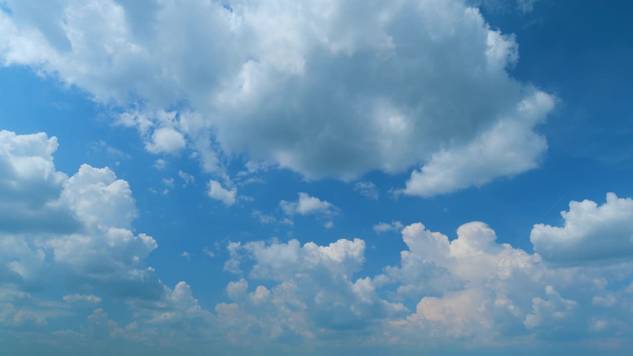 云在蓝天中移动。云在湛蓝的天空中穿梭。自然的抽象背景。时间流逝。视频素材