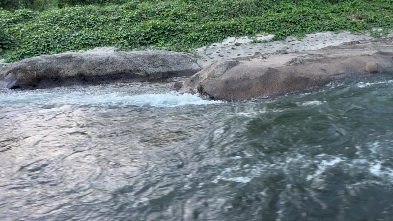 大雨使河水泛滥视频素材