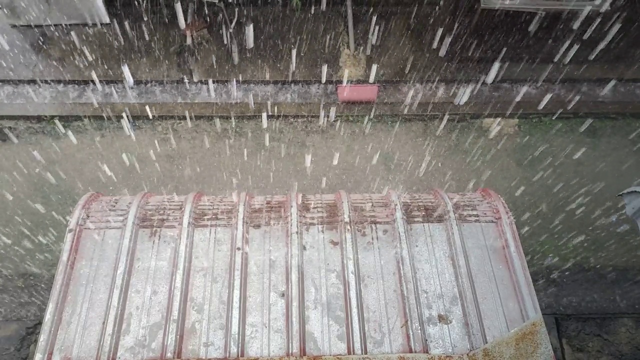 慢镜头的大雨视频素材