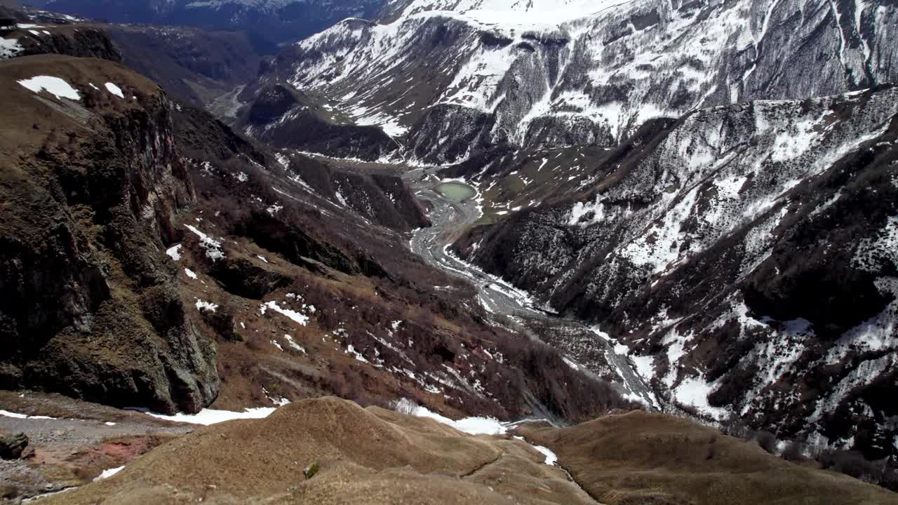 在Gudauri的巨大峡谷的上升鸟瞰图。高加索山脉令人惊叹的全景视频素材