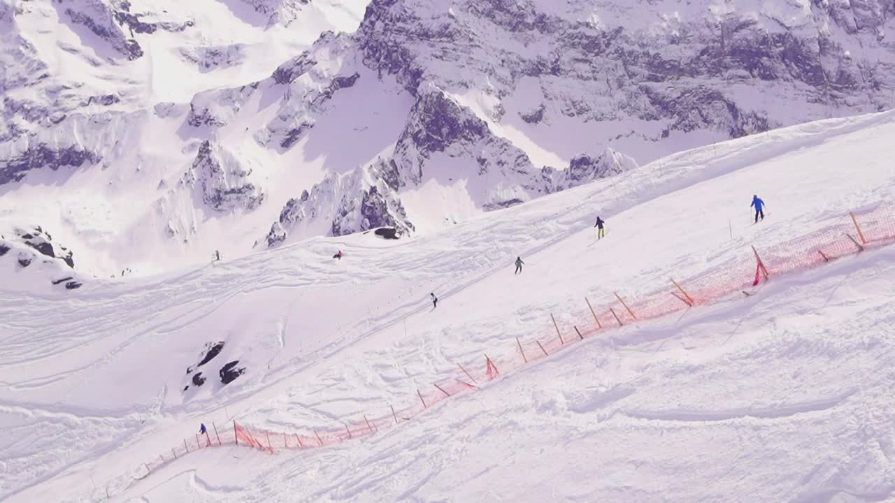 滑雪者在滑雪板上自由滑雪下山。视频素材