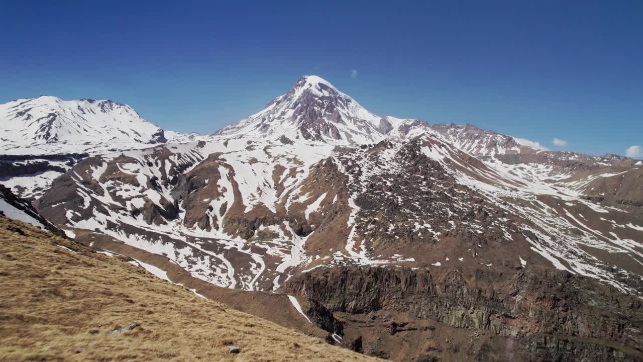 Kazbegi山的鸟瞰图视频素材