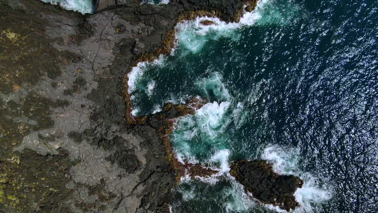 鸟瞰美丽的黑色熔岩岩石海岸线视频素材