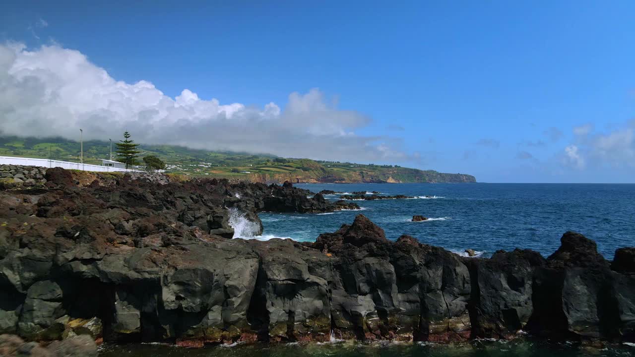 海浪冲击着亚速尔群岛圣米格尔岛的海岸。视频素材