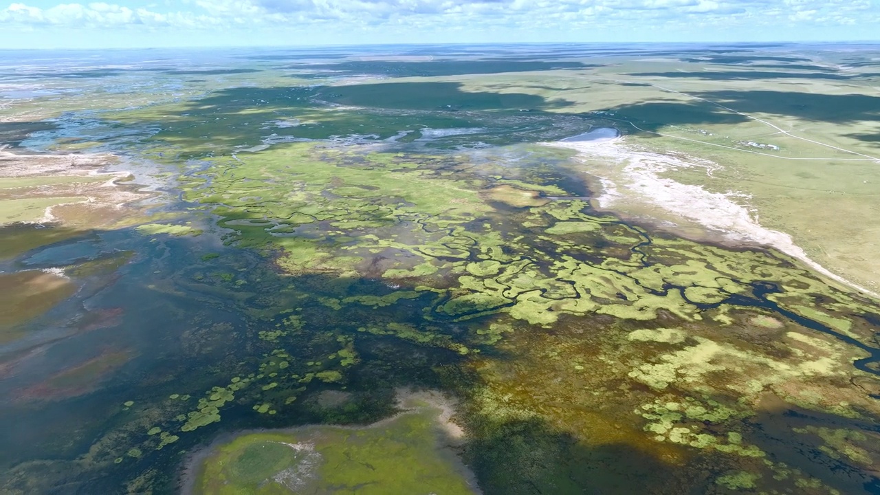 中国内蒙古草原湿地平行线视频素材