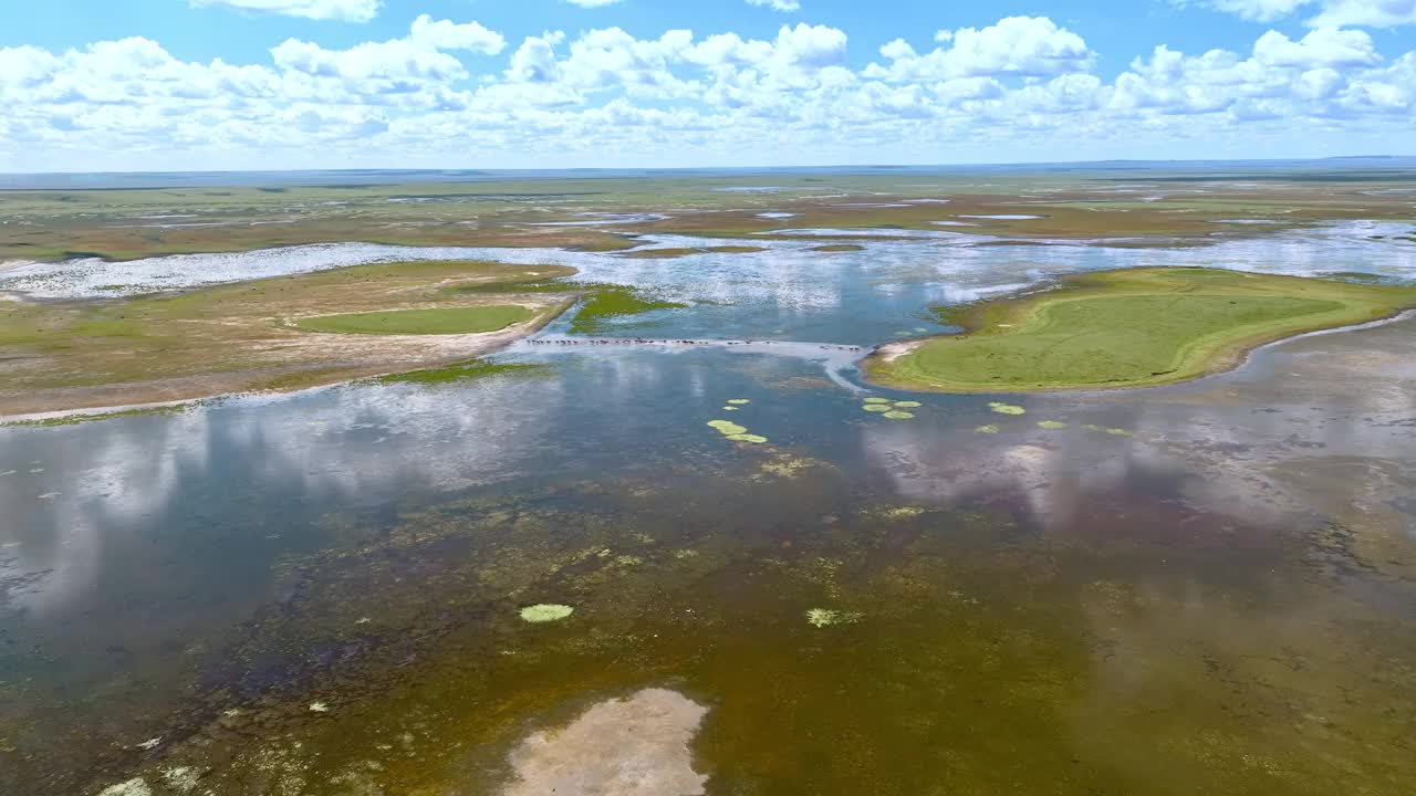 中国内蒙古草原湿地平行线视频下载