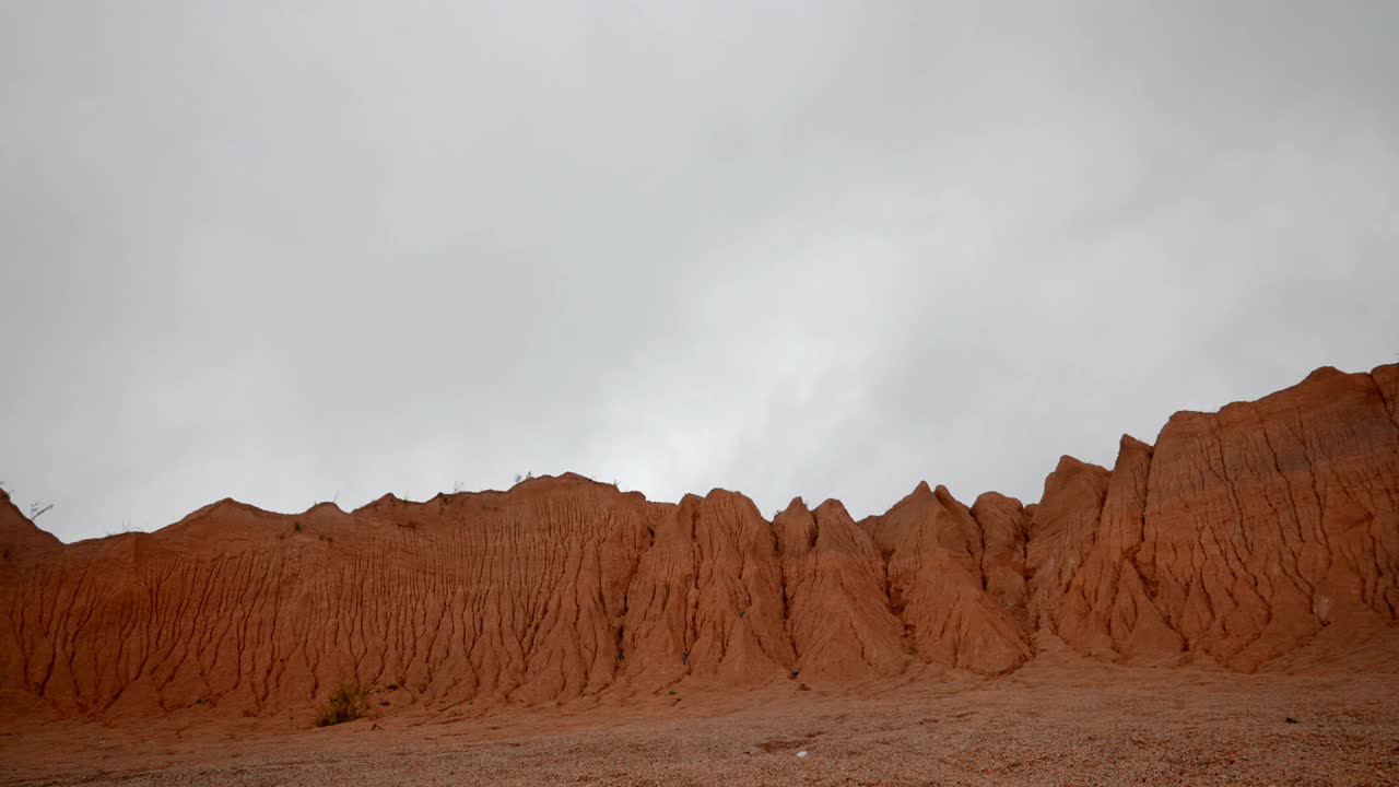 面目全非的宇航员穿着服装和头盔走在火星橙色的表面。视频素材