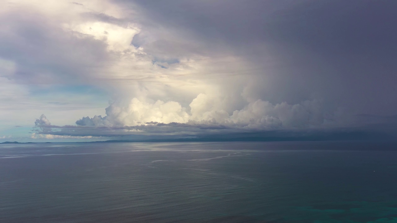 海面上的雷云。有大云的海景。视频素材