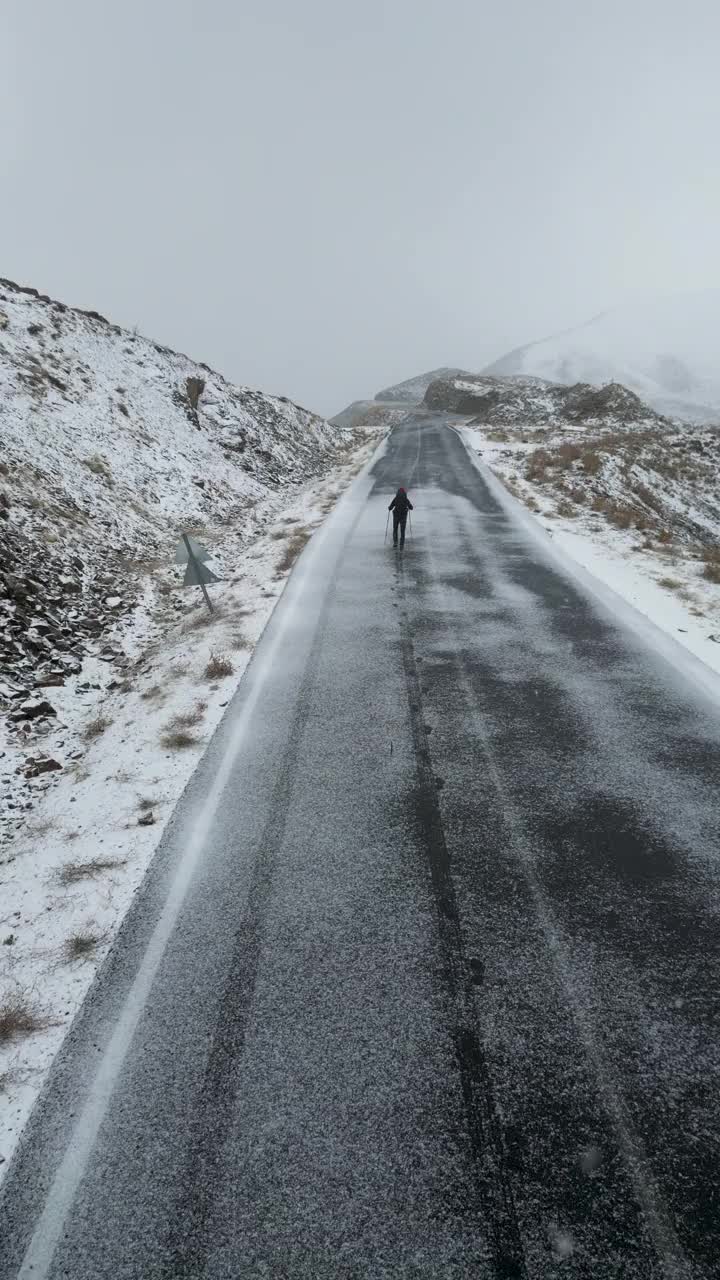 在山上徒步旅行无人机视频素材