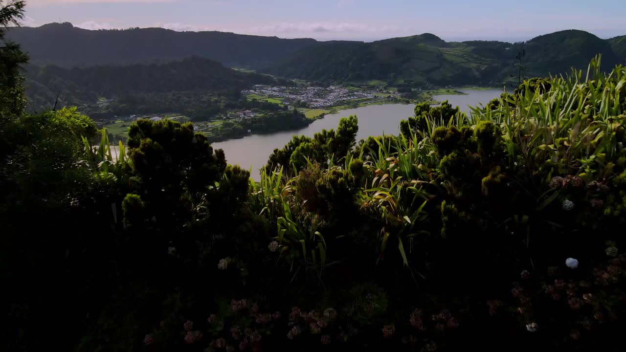 在圣米格尔的拉哥亚佛得湖和拉哥亚阿苏尔火山口湖之间的桥的航拍视频下载