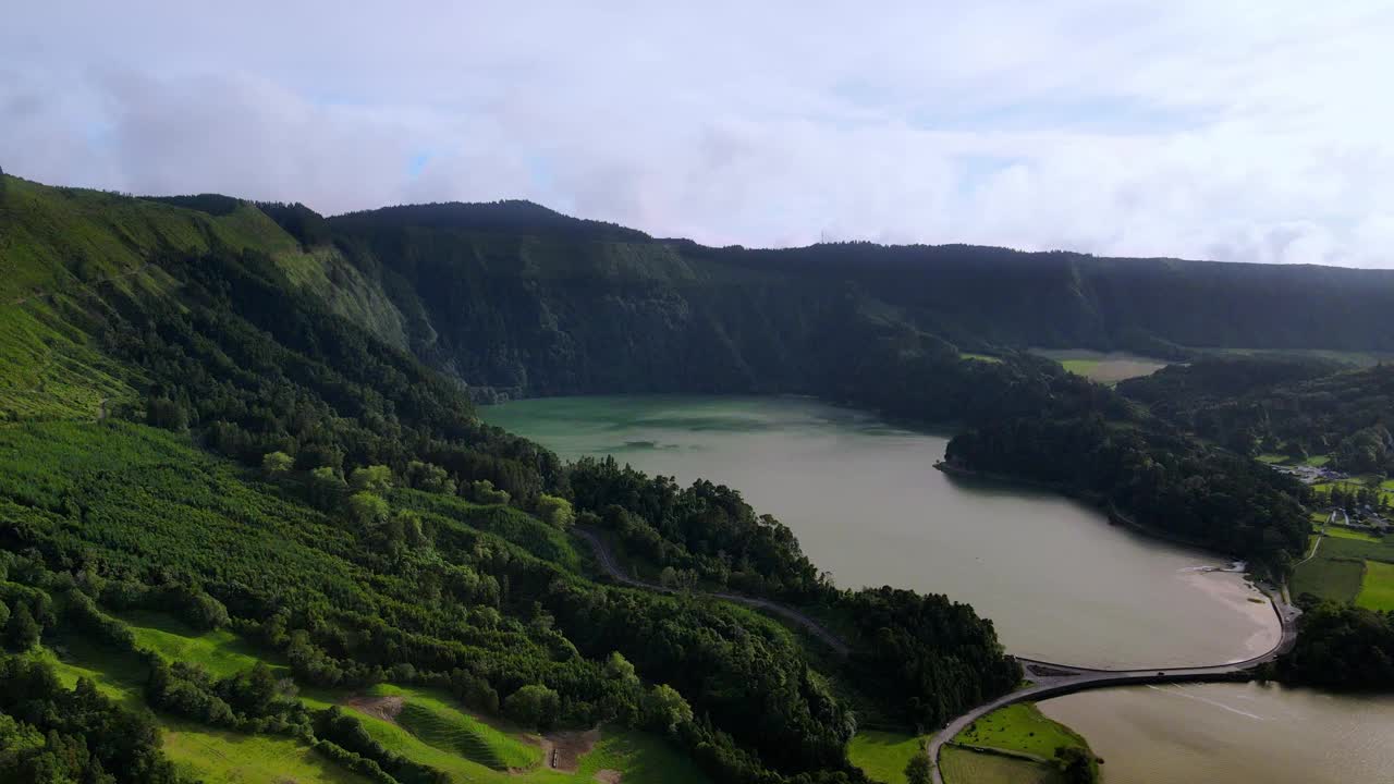 无人机在圣米格尔的拉戈亚佛得湖和拉戈亚阿苏尔火山口湖之间拍摄的桥梁视频素材