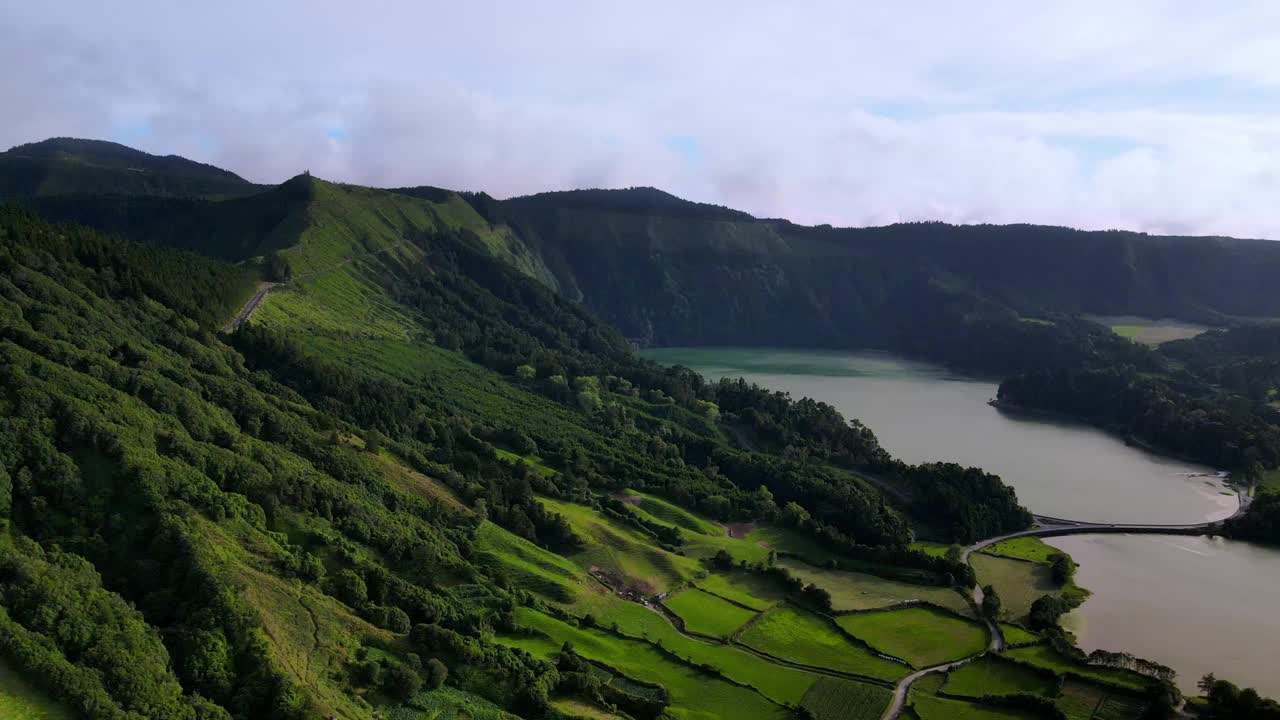 无人机拍摄的视频显示，绿色的火山山丘上有森林和湖泊视频下载