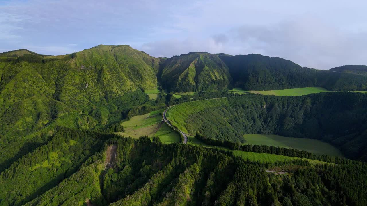 无人机拍摄的视频显示，绿色的火山山丘上有森林和湖泊视频下载