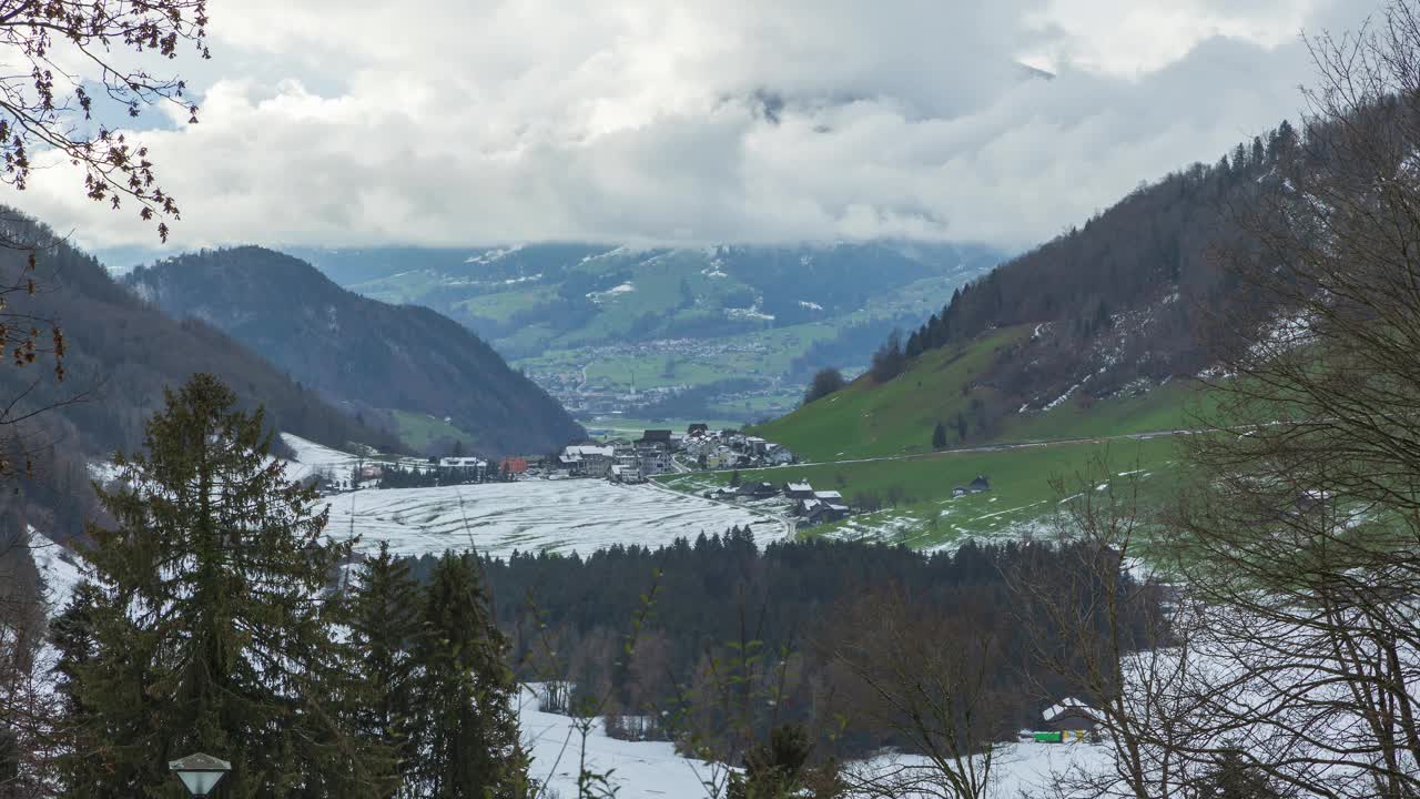 时间流逝，在白雪覆盖的山间小镇的全景。斯坦斯塔德，尼德瓦尔登州视频素材