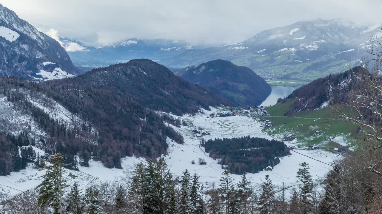 时间流逝，在白雪覆盖的山间小镇的全景。斯坦斯塔德，尼德瓦尔登州视频素材