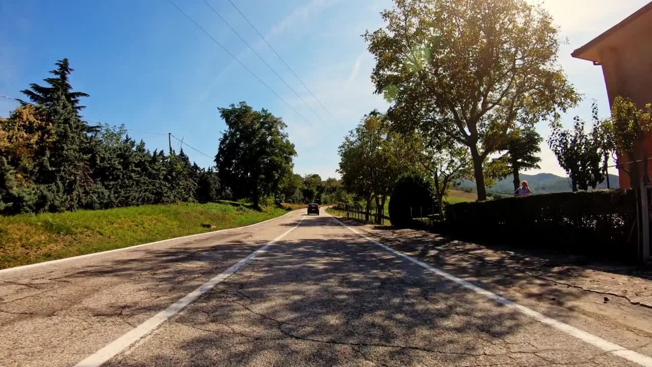 高速汽车在道路上的观点视频素材