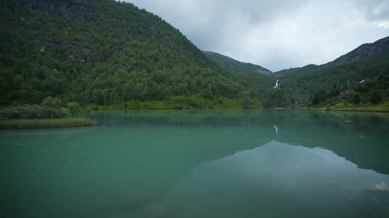 挪威高地的湖泊风景视频素材